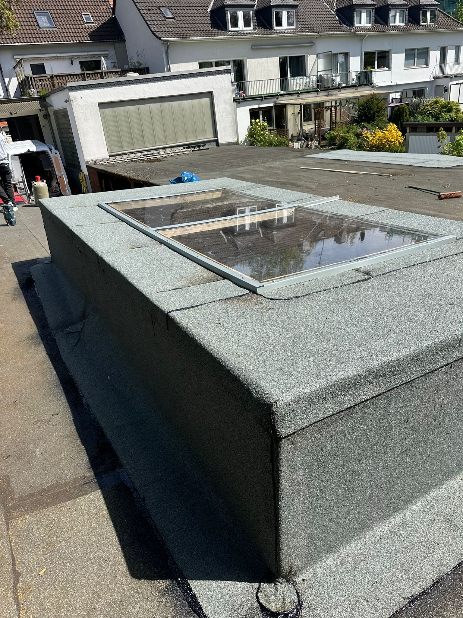 Fertig abgedichteter Flachdachaufbau mit Lichtkuppel und sauberen Anschlüssen