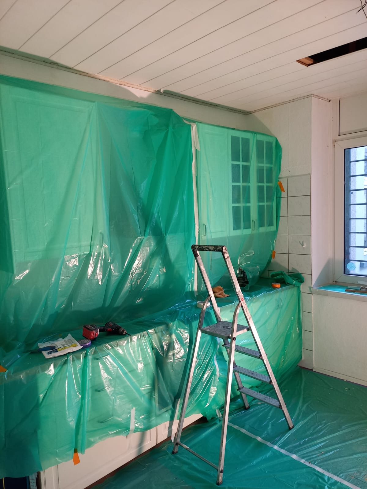 Geschützter Innenraum mit Abdeckfolie und Leiter bei Sanierungsarbeiten