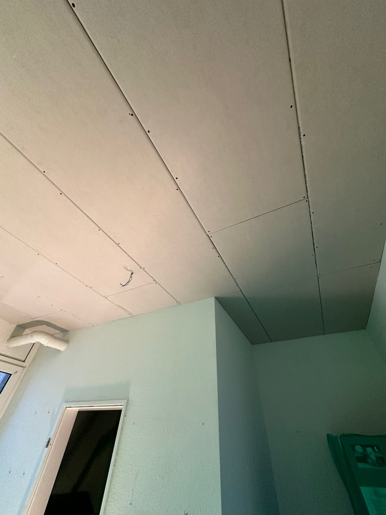 Neu beplankte Decke nach Rigipsarbeiten im Innenraum in Oberhausen