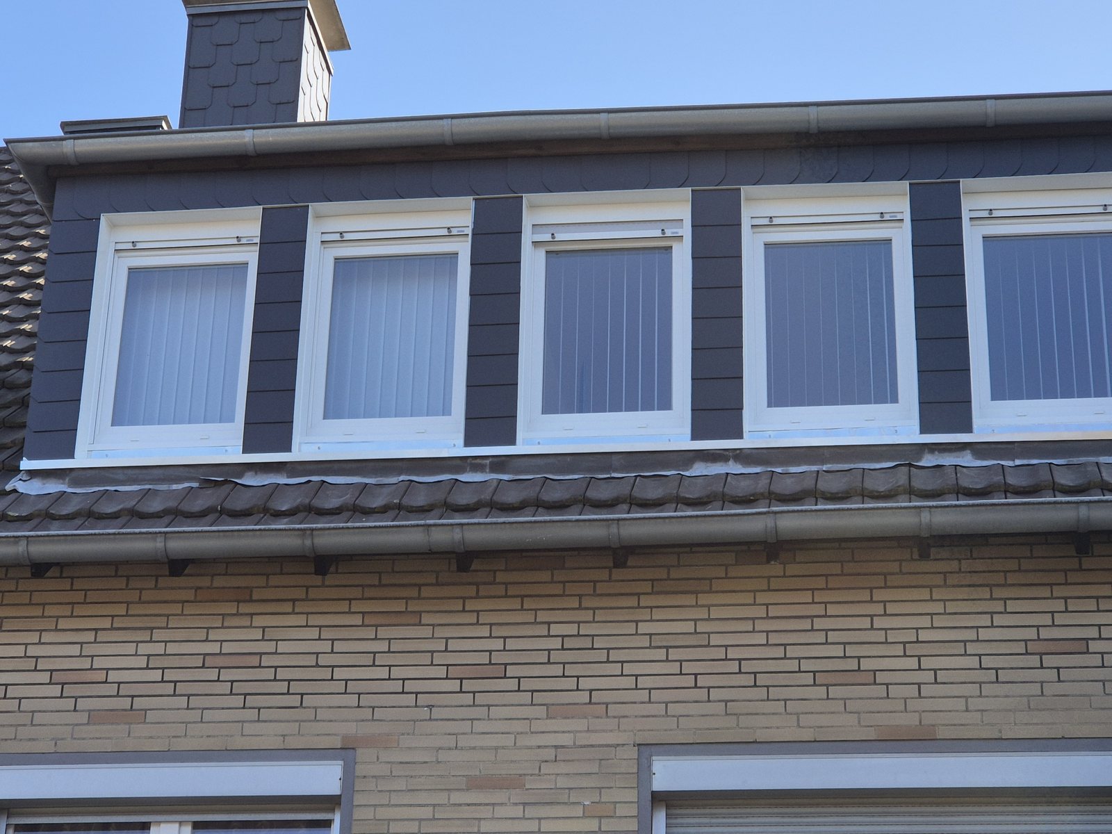 Fachgerecht ausgeführte Fensterleibungen und Zink-Fensterbänke an der Gaube