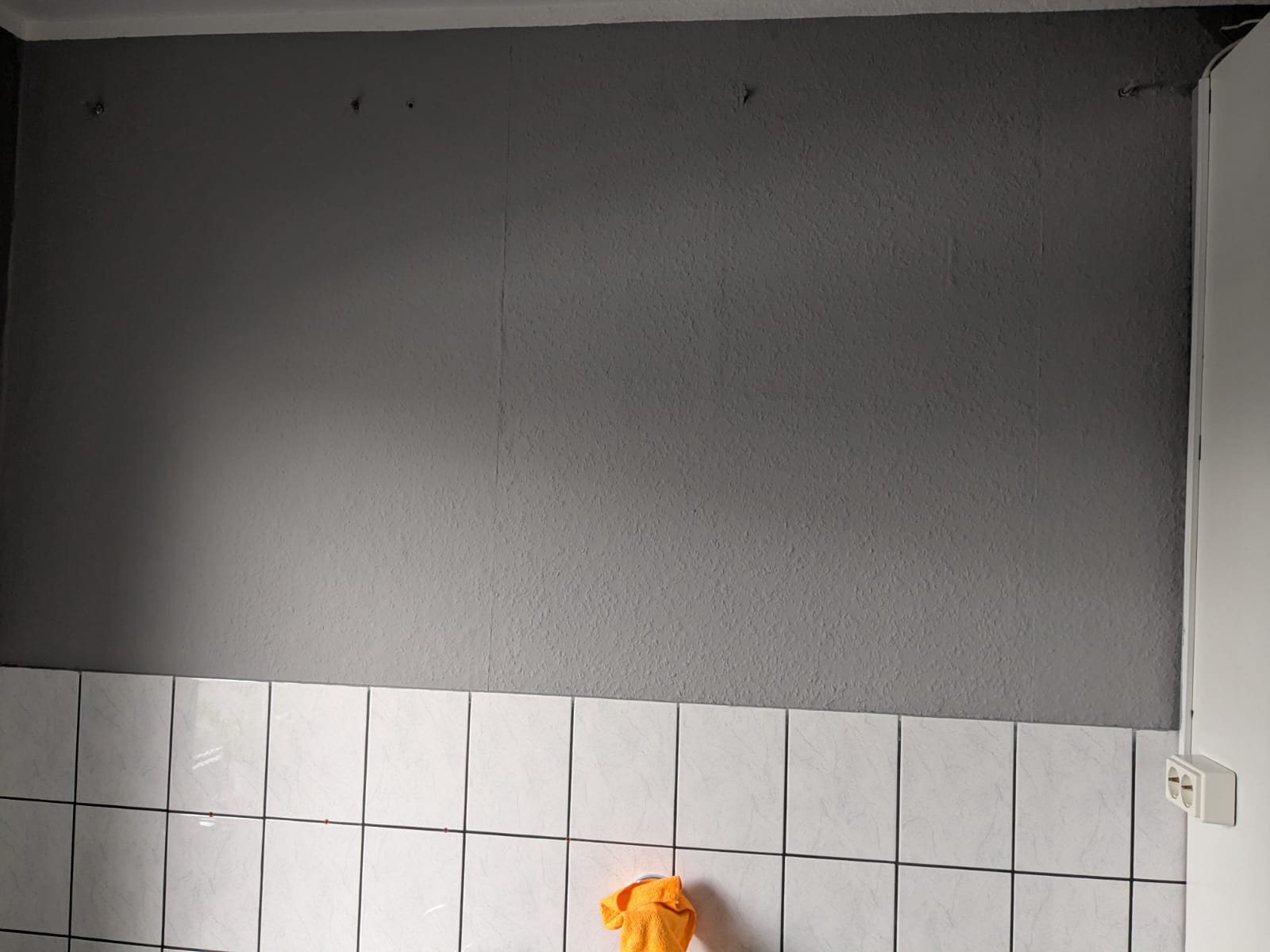 Wiederhergestellte Wandfläche nach Rohrbruchsanierung