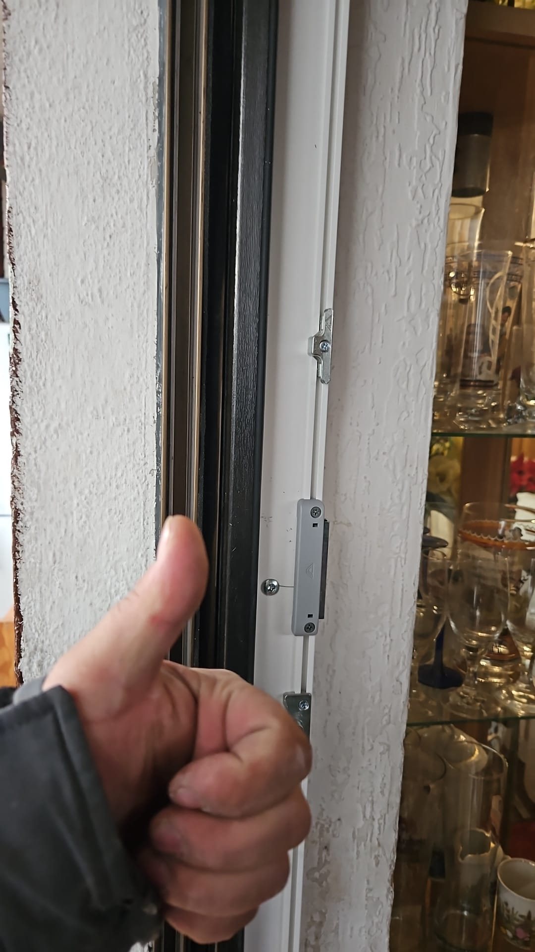 Detailansicht des Rahmens und Beschlags der Balkontüre