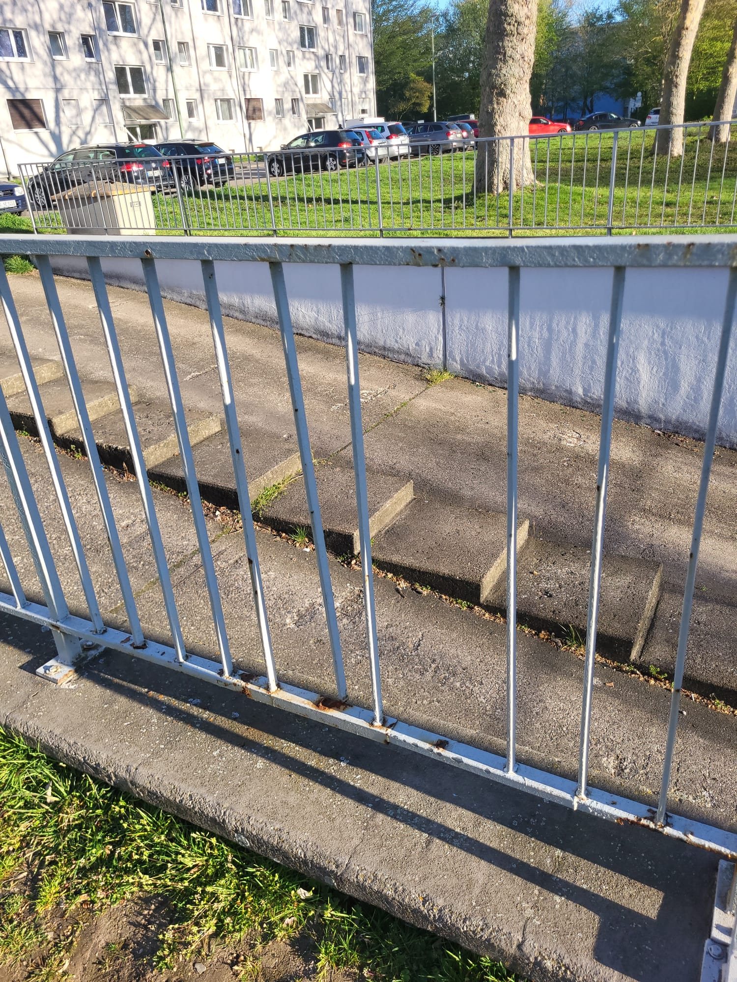 Geländerstangen in Duisburg instandgesetzt und neu lackiert