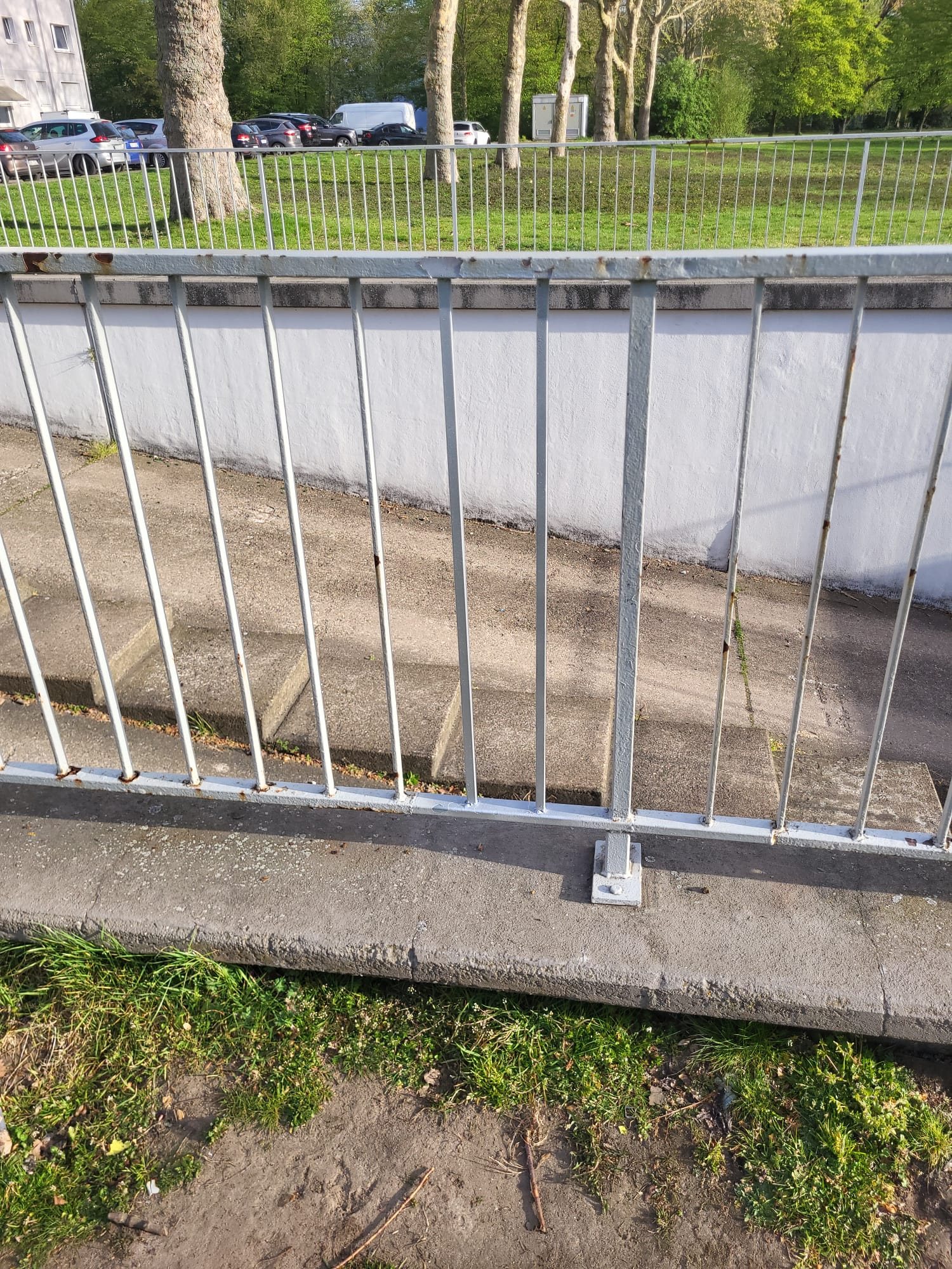 Metallgeländer mit neu eingeschweißten Stangen und frischer Lackierung in Duisburg