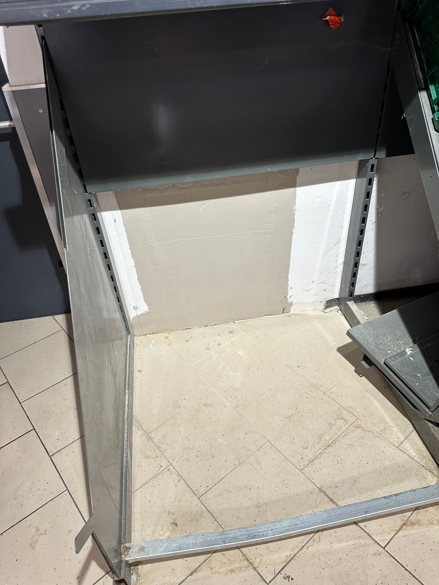 Vorbereiteter Bereich mit demontierten Möbeln und wiederhergestellter Wandfläche im Markt