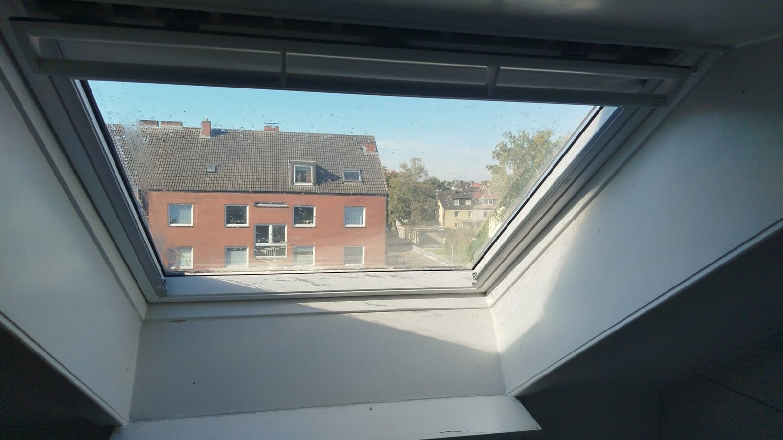 Geöffnetes Dachfenster mit sichtbarem Einbau- und Anschlussbereich im Wohnraum